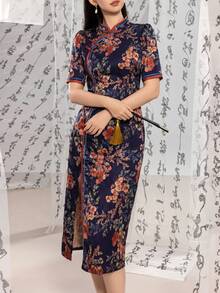 Áo sườn xám truyền thống dành cho nữ, thiết kế cổ đứng, cài cúc phía trước, viền tương phản, họa tiết hoa toàn thân, dáng ôm sát, thích hợp cho các dịp trang trọng như dạ hội, đám cưới, lễ hội, sự kiện thảm đỏ và tiệc tùng. - Màu xanh hải quân - Xem 1