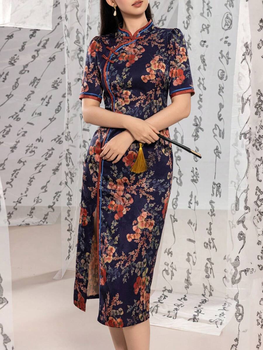 Áo sườn xám truyền thống dành cho nữ, thiết kế cổ đứng, cài cúc phía trước, viền tương phản, họa tiết hoa toàn thân, dáng ôm sát, thích hợp cho các dịp trang trọng như dạ hội, đám cưới, lễ hội, sự kiện thảm đỏ và tiệc tùng. - Màu xanh hải quân - Xem 1