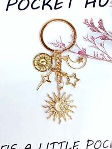 这款向日葵主题钥匙扣饰有太阳、月亮和星星图案。可用作钥匙扣、背包挂饰、车钥匙链、包包挂饰、装饰品、耳机盒配件、包包吊坠、包链等。是生日、公司聚会、婚礼、节日、送给女性朋友和姐妹、新年家庭聚会的完美小礼物。 - 彩色 - 查看 1