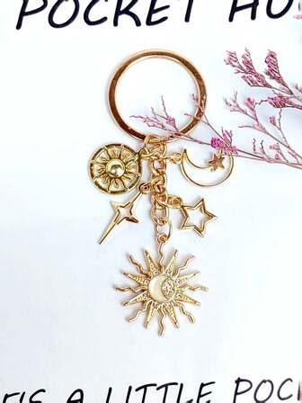 Nyckelring med solros-tema och motiv av solen, månen och stjärnorna. Lämplig som nyckelring, ryggsäcksberlock, bilnyckelring, väskberlock, dekorativt föremål, hörlursfodral, väskhängen, väskkedja, väsktillbehör. Perfekt liten present till födelsedagar, företagssammankomster, bröllop, helgdagar, kvinnliga vänner och systrar, nyårsfamiljesammankomster.
