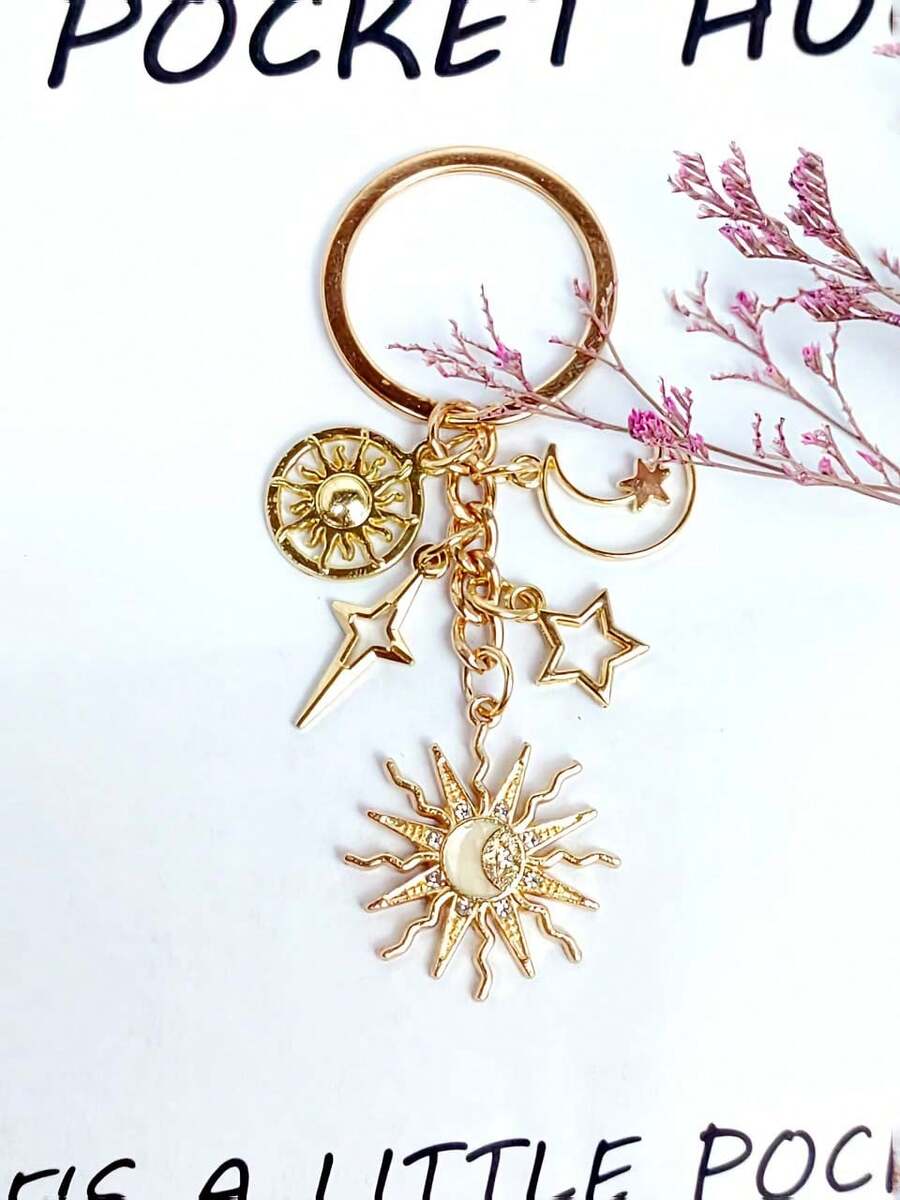 这款向日葵主题钥匙扣饰有太阳、月亮和星星图案。可用作钥匙扣、背包挂饰、车钥匙链、包包挂饰、装饰品、耳机盒配件、包包吊坠、包链等。是生日、公司聚会、婚礼、节日、送给女性朋友和姐妹、新年家庭聚会的完美小礼物。 - 彩色 - 查看 1