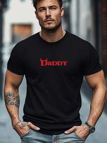 Camiseta gráfica para hombres; Daddy; - Camiseta casual de verano negra con diseño rojo y blanco. Manga corta. Cuello redondo. Ligero; Transpirable para atuendos casuales. Ropa Transpirable Camiseta Gráfica Audaz Ajuste Cómodo - Negro - Ver 1