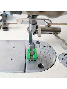 P950工业缝纫机，配备可调节褶皱压脚 - 重型涂层钢压脚，符合人体工程学的手柄，兼容锁式缝纫和褶皱缝纫，绿色布料收集附件，用于精密缝纫，结构坚固耐用 - 彩色 - 查看 8