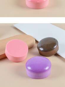 全新草莓慕斯蛋糕，具有慢回弹效果，质地柔软粘稠，带来极致放松体验。这是一款减压玩具，挤压时会轻轻回弹，有助于缓解压力、释放情绪，逼真地还原了粘稠的面包和蛋糕口感。 - 彩色 - 查看 5