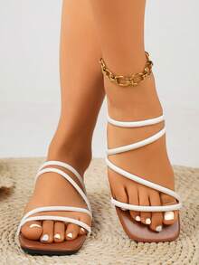 Sandal datar ringan wanita dengan tali lilit, cocok untuk liburan di kota, bepergian, dan perjalanan singkat. Tersedia dalam warna putih/hitam, terbuat dari bahan sintetis. Tali yang lembut ramah di kulit dan tidak menyebabkan iritasi. Desain lilit sederhana cocok untuk berbagai kesempatan, memberikan kenyamanan untuk bekerja dan bersantai saat liburan. - Coklat - View 4