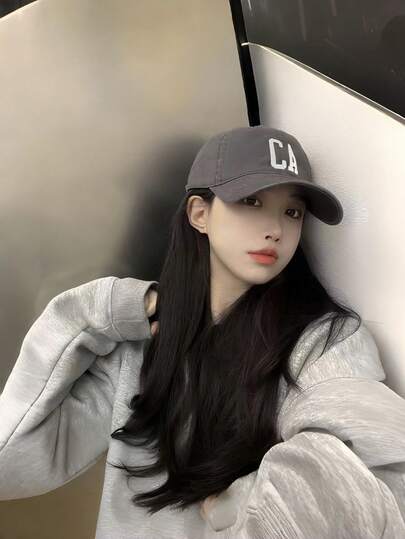 男女皆宜的韩式棒球帽，时尚个性字母棒球帽，四季皆宜，适合户外骑行、休闲、度假、旅行、购物、防晒和遮阳。