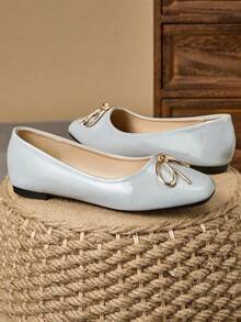Women Square Toe Ballet Flats, Light Grey Patent, Metal Bow Detail, Everyday Commuter Shoes - 淺灰色 - 查看 5