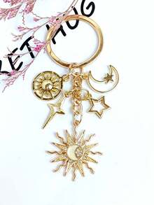 这款向日葵主题钥匙扣饰有太阳、月亮和星星图案。可用作钥匙扣、背包挂饰、车钥匙链、包包挂饰、装饰品、耳机盒配件、包包吊坠、包链等。是生日、公司聚会、婚礼、节日、送给女性朋友和姐妹、新年家庭聚会的完美小礼物。 - 彩色 - 查看 7