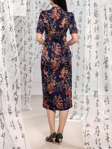 Áo sườn xám truyền thống dành cho nữ, thiết kế cổ đứng, cài cúc phía trước, viền tương phản, họa tiết hoa toàn thân, dáng ôm sát, thích hợp cho các dịp trang trọng như dạ hội, đám cưới, lễ hội, sự kiện thảm đỏ và tiệc tùng. - Màu xanh hải quân - Xem 2