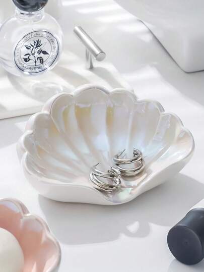 1个优雅简约首饰托盘。可用作小型饰品碟、首饰托盘、首饰架、项链托盘、戒指碟、钥匙碗、装饰盘。非常适合摆放在书桌、窗台和房间内，也是情人节送给女性的绝佳礼物。