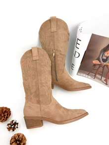 Elegant Women's Cowboy Boots With A Zipper, 5 Cm Heel, Khaki Brown Color, Perfect For Casual And Seasonal Looks. Made Of Suede-Like Material, Soft To The Touch And With A Western Style Finish. Ideal To Combine With Jeans, Dresses Or Skirts, Adding A Modern And Versatile Touch. - 卡其色 - 查看 1