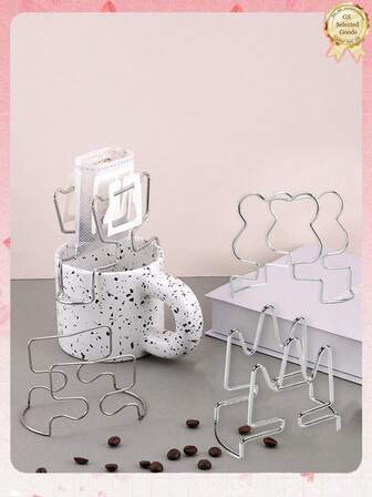 51 st/set hängande öronkaffehållare, bärbart handdroppkaffefilterpappersställ, filterpappershållare för handdroppkaffe, kan hängas på örat, korrosionsbeständig, värmebeständig, hållbar. Placera hållaren på koppen, lägg i din favoritkaffefilterpapperspåse, häll i varmt vatten, och du kan enkelt och bekvämt brygga kaffe, lämplig för hemmet, kontoret, utomhuscamping och andra tillfällen.