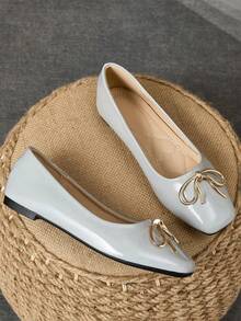 Women Square Toe Ballet Flats, Light Grey Patent, Metal Bow Detail, Everyday Commuter Shoes - 淺灰色 - 查看 6