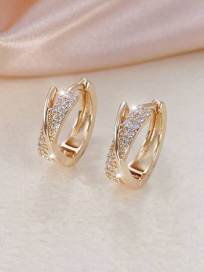 一对简约时尚铜质锆石镶嵌耳环，适合女性日常佩戴。