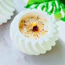 1pc/Box, Vintage Embossed Plaster Cup Scented Candle, Fresh And Elegant, Fragrant Aroma, Creates A Comfortable, Relaxing And Romantic Ambiance, Suitable For Indoor, Outdoor, Wedding, Confession, Valentine's Day, Commercial Venues, Anniversary, Easter And Home Decor