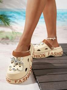 1双女士露趾凉鞋，链条和水钻独角兽字母装饰，二合一拖鞋凉鞋，米色EVA材质，舒适厚底坡跟，适合日常休闲穿着及室内/室外场合。 - 米色 - 查看 5