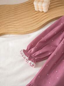 這款時尚可愛的 3D 蝴蝶結裝飾加厚洋裝非常適合女嬰在春秋季節穿著。舒適精緻的翻領和彈性袖口使其成為春秋季節戶外活動和日常穿著的理想選擇。 - 粉色 - View 4