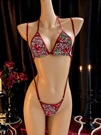 两件套女士圣诞性感内衣套装，樱桃红三点式镂空设计，柔软弹力面料，舒适性感，大胆节日风格，圣诞之夜及浪漫场合的贴身假日装扮