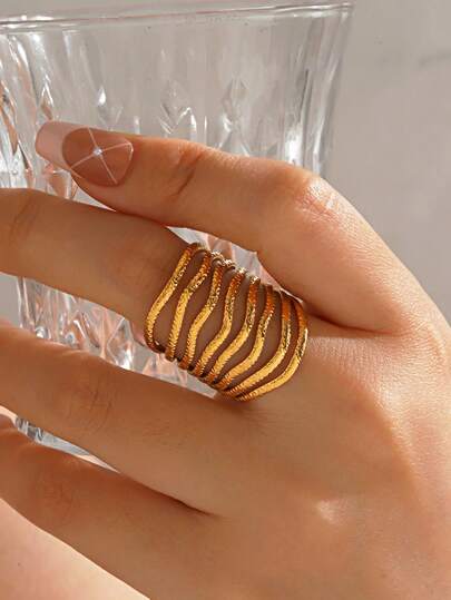 1枚18K镀金不锈钢锤纹开口戒指，适合女士日常佩戴