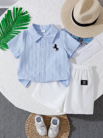 2pcs/Set Boys' Summer Outfit - Solid Color Polo Shirt With Horse Embroidery Texture + Solid Color Decorative Buckle Casual Shorts