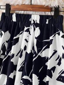 女士印花弹力腰长裙，休闲假日风 - 藍底白花 - 查看 4