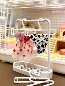 一套迷你多功能仓鼠晾衣架，娃娃衣服收纳架，适用于小型宠物衣服和其他娃娃，四季皆宜