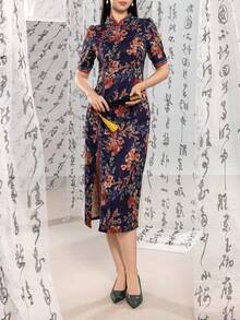 Áo sườn xám truyền thống dành cho nữ, thiết kế cổ đứng, cài cúc phía trước, viền tương phản, họa tiết hoa toàn thân, dáng ôm sát, thích hợp cho các dịp trang trọng như dạ hội, đám cưới, lễ hội, sự kiện thảm đỏ và tiệc tùng. - Màu xanh hải quân - Xem 4