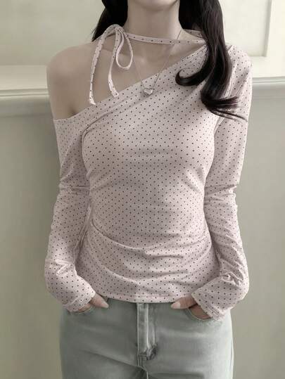 阳光少女风粉色波点针织长袖上衣，韩版纯粹欲望风格，单肩蝴蝶结系带，适合夏季情人节、居家休闲或日常通勤穿着。