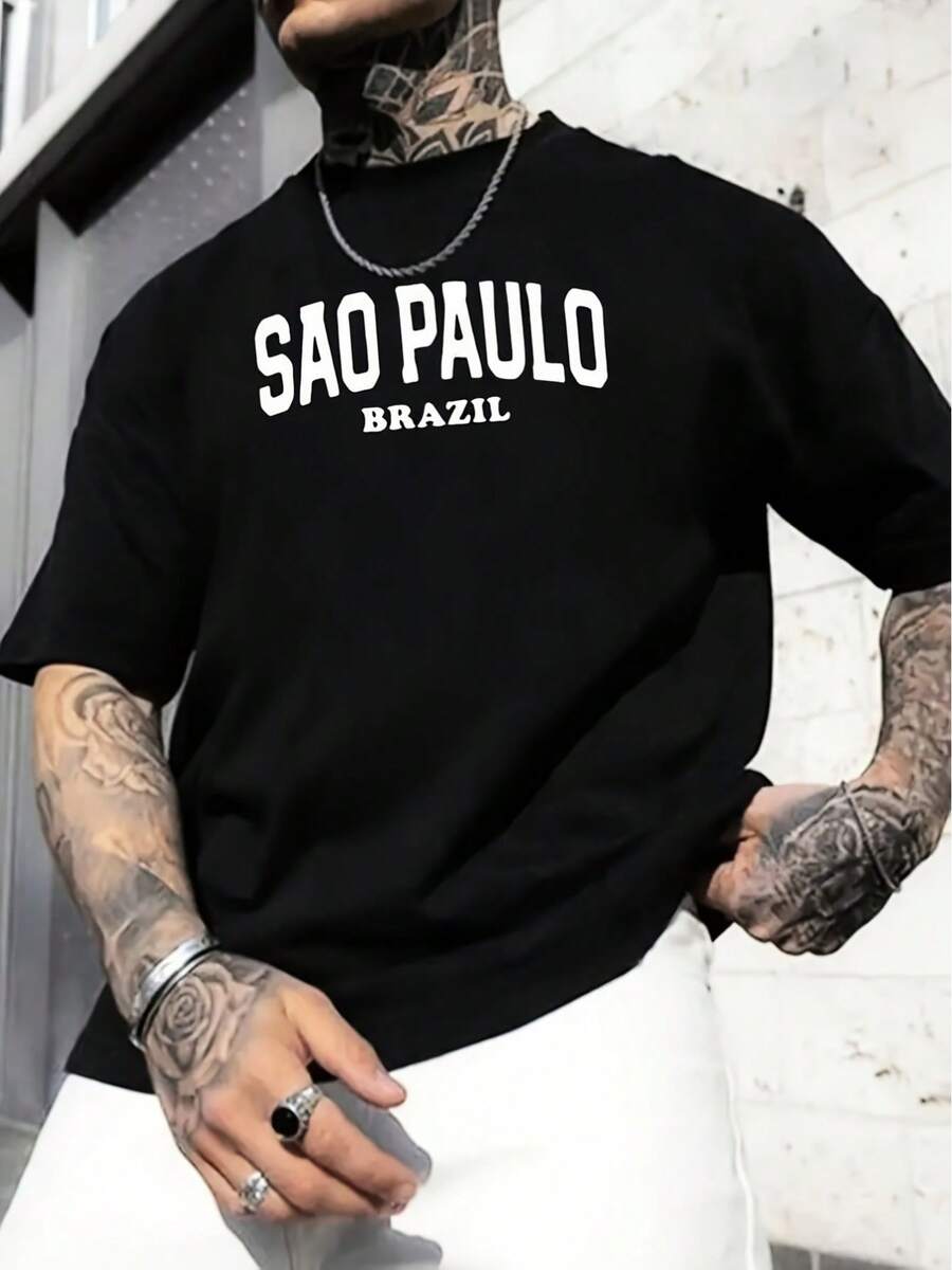 Camiseta gráfica de Sao Paulo, Brasil para hombres -% algodón, ajuste regular, cuello redondo con texto blanco en negrita; estampado geométrico. Tela Transpirable con Ligera Elasticidad para Ropa Casual de Verano - Negro - Ver 1