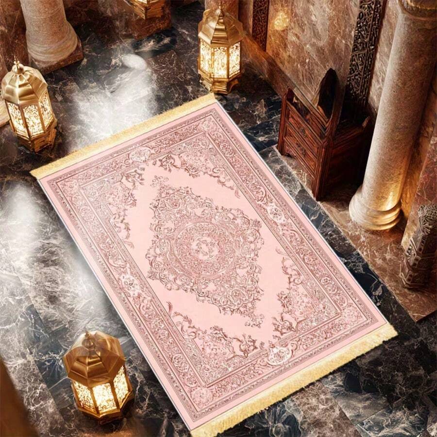 这款镀金圆顶装饰品，以深蓝色为底，饰以镀金圆顶花卉图案，融合建筑拱形元素，营造出庄严肃穆的氛围。圆顶和卷轴纹饰均为经典艺术元素，赋予其神圣优雅的气质。此类物品符合宗教文化的审美特征，镀金工艺更提升了仪式感，兼顾了文化内涵与用户体验。