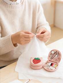 1件装便携式卡通迷你缝纫套装家用缝纫工具收纳盒草莓桃子