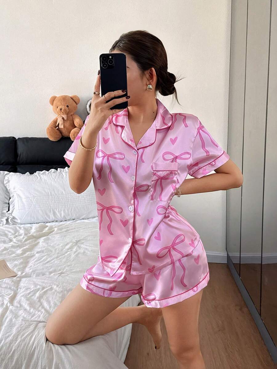 Dreamivo Conjunto de pijama para mujer con estampado de corazones rosas para el Día de San Valentín - Top de manga corta con cuello de botones y pantalones, ropa de dormir suave, lavable a máquina, se puede usar como ropa exterior - Rosa Fucsia - Ver 1