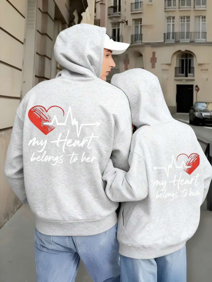 1PC Conjunto de pareja para el Día de San Valentín, chaqueta con capucha y sudadera a juego - línea de latidos de corazón impresa en la parte trasera con las palabras "Mi corazón le pertenece a ella/él", sudadera con cremallera para todas las estaciones, ropa de anuncio de embarazo lavable a máquina - Extrañar - Ver 1