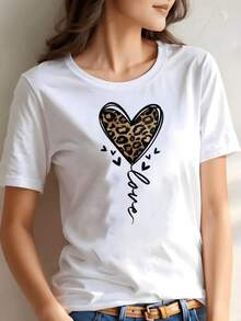 Camiseta para Mujer con Corazón de Estampado de Leopardo y Diseño de Letra Cursiva "Love" - Manga Corta Suave y Transpirable, Cuello Redondo, Top Casual de Verano, Camiseta con Detalle  para Atuendos Informales, Viajes, Fiestas (Lavable a Máquina) - Blanco - Ver 1