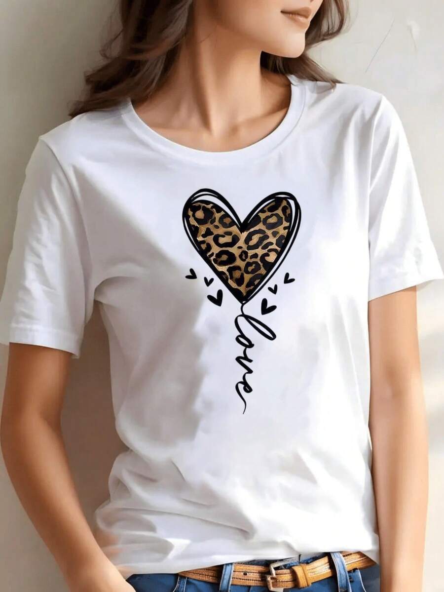 Camiseta para Mujer con Corazón de Estampado de Leopardo y Diseño de Letra Cursiva "Love" - Manga Corta Suave y Transpirable, Cuello Redondo, Top Casual de Verano, Camiseta con Detalle para Atuendos Informales, Viajes, Fiestas (Lavable a Máquina) - Blanco - Ver 1