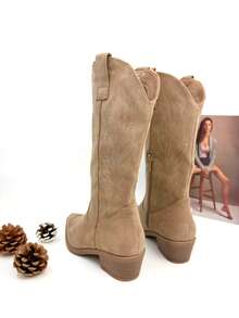 Elegant Women's Cowboy Boots With A Zipper, 5 Cm Heel, Khaki Brown Color, Perfect For Casual And Seasonal Looks. Made Of Suede-Like Material, Soft To The Touch And With A Western Style Finish. Ideal To Combine With Jeans, Dresses Or Skirts, Adding A Modern And Versatile Touch. - 卡其色 - 查看 4