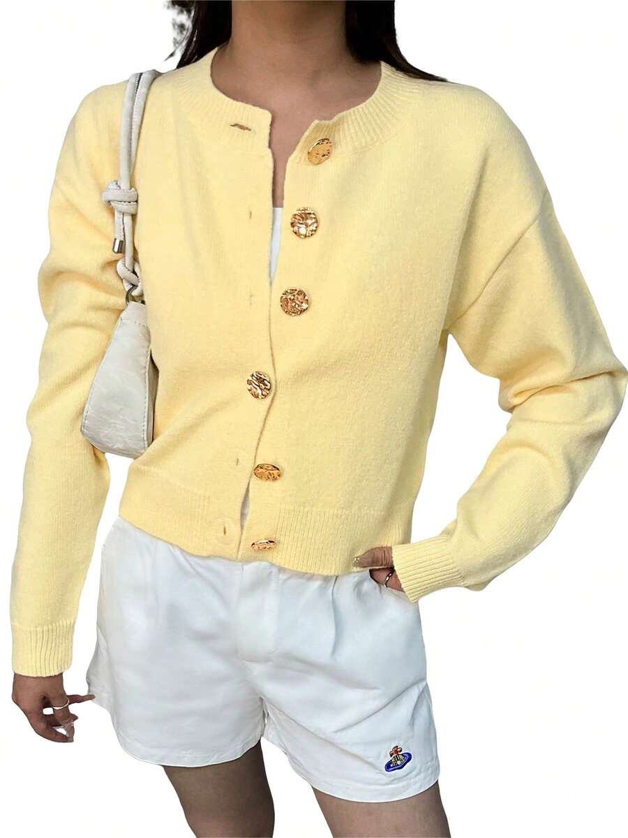 Herbstkleidung für Frauen, cremig-gelb, Design mit Metallknöpfen, lässiger langärmeliger kurzer Strickpullover, modische Strickjacken, geeignet für den täglichen Gebrauch