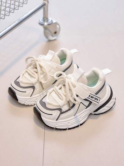 春秋季时尚百搭婴儿运动鞋。爸爸鞋风格，线条利落，质感精致，提升孩子日常穿搭的时尚感，告别稚气。透气舒适，网眼拼接材质，夏季保持双脚干爽；厚实轻便的鞋底，让孩子在跑步、玩耍和上学时都能轻松穿着。