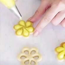 1个3D立体花朵饼干模具 - 适用于制作夹心饼干、果酱饼干、新年/情人节蛋糕装饰 - 耐用塑料材质，烘焙用品套装，包含精美烘焙用具、工具和配件 - 白色 - 查看 5