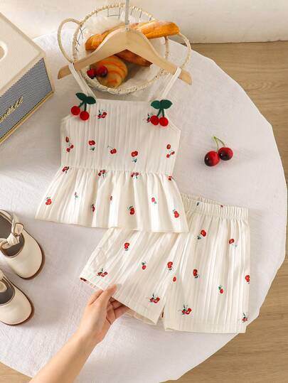 Set de 2 piezas de top de tirantes y shorts con estampado de cerezas y decoración de bolas de ganchillo hechas a mano, estilo casual y lindo para niñas jóvenes, adecuado para uso diario, al aire fiestas, para primavera/verano