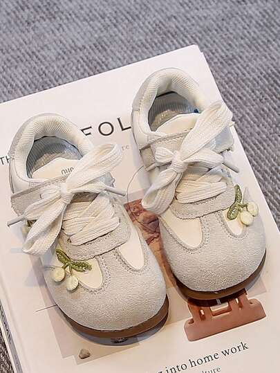 1 Pair Casual & Fashionable Children's Skateboard Shoes, PU & Velvet Patchwork Upper, White & Pink Leather Main With Velvet Cherry Decor, Bow Tie Lace Design, Round Toe Patchwork Simple & Fresh, Soft Lightweight & Comfortable, Hook And Loop Closure Convenient, Suitable For Children's Daily Sports, Leisure, Play, Vacation, Combining Aesthetics And Practicality, All Season