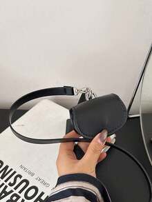 这款时尚迷你纯色PU腰包采用按扣设计，外观独特高端。它配有可调节肩带、零钱包和口红袋，非常适合购物、日常穿着和旅行。这款腰包散发着时尚艺术气息，有多种颜色可选，是任何场合的必备时尚单品。 - 迷你腰包 - 查看 9