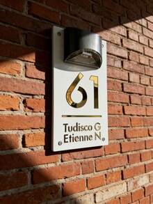 1 件定制太阳能炭灰色门牌号 - 温馨小屋低矮线条设计，内置太阳能电池板，可持续发光 10 小时，含壁挂支架及安装套件，圣诞节乔迁礼物，简约入口装饰 - 彩色 - 查看 4