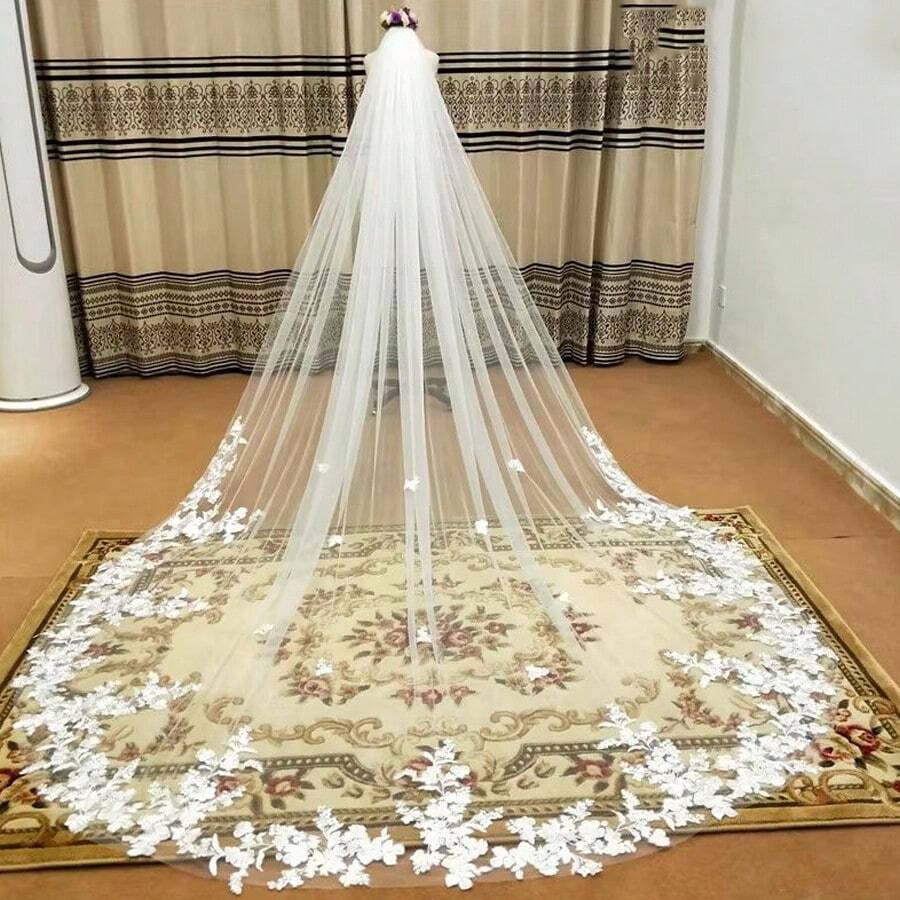 Véu de noiva longo com acabamento em renda, branco, com cauda longa bordada em renda, acessório de cabelo para noiva, decoração de véu em preto e branco, ideal para casamentos e vestidos de noiva brancos. - Multicolorido - Ver 1