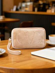 Valentino 粉色天鹅绒化妆包，可拆卸肩带腕包，饰有标志性铆钉徽标和金属拉链拉环 - 粉色 - 查看 2