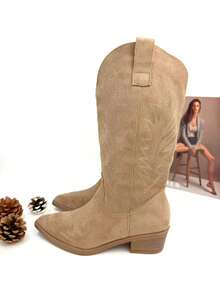 Elegant Women's Cowboy Boots With A Zipper, 5 Cm Heel, Khaki Brown Color, Perfect For Casual And Seasonal Looks. Made Of Suede-Like Material, Soft To The Touch And With A Western Style Finish. Ideal To Combine With Jeans, Dresses Or Skirts, Adding A Modern And Versatile Touch. - 卡其色 - 查看 3