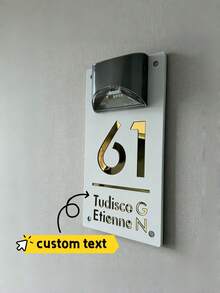 1 件定制太阳能炭灰色门牌号 - 温馨小屋低矮线条设计，内置太阳能电池板，可持续发光 10 小时，含壁挂支架及安装套件，圣诞节乔迁礼物，简约入口装饰 - 彩色 - 查看 3