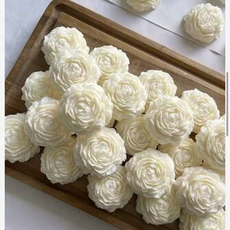 1pc Peony Scented Candle (Limited Peony Fragrance), Suitable For Students, Festival Gifts, Dorm Decor Sets, Weddings, Mother's Day, Valentine's Day, Christmas (Natural Wax Material, Handcrafted Floral Design Creates Romantic Ambiance, Long-Lasting Fragrance)