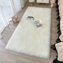 这款柔软蓬松的白色长毛地毯，舒适百搭，适用于卧室、客厅、书房、办公室、玄关等场所，可用作地垫，营造温馨的卧室氛围。这款毛绒地毯可水洗、防滑，设计可爱，适合全年室内使用，是理想的室内装饰之选。它可用作奢华简约的客厅地毯、不对称造型的卧室地毯、床边地毯、浴室地毯或装饰地毯。 - 白色 - 查看 2