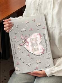 1个透明亚克力笔记本电脑保护壳，饰有心形、蝴蝶结和小熊图案，轻巧防指纹，提供全方位保护，带有3D散热孔，适用于Air13 2025/Pro 16 M4/M3/M2/Air13 2020 M1，是学习和工作的必备品。